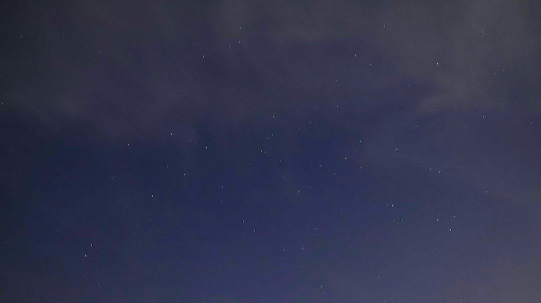 星空與星座意象，作為2026年10月10日星座生肖黃曆文章配圖；照片：Maitreya Parab／Unsplash