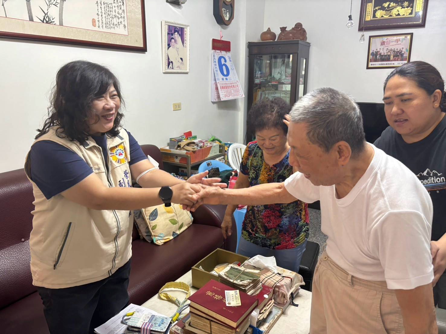 臺南市榮服處副處長徐麗如與高齡榮民握手致意，表達關懷