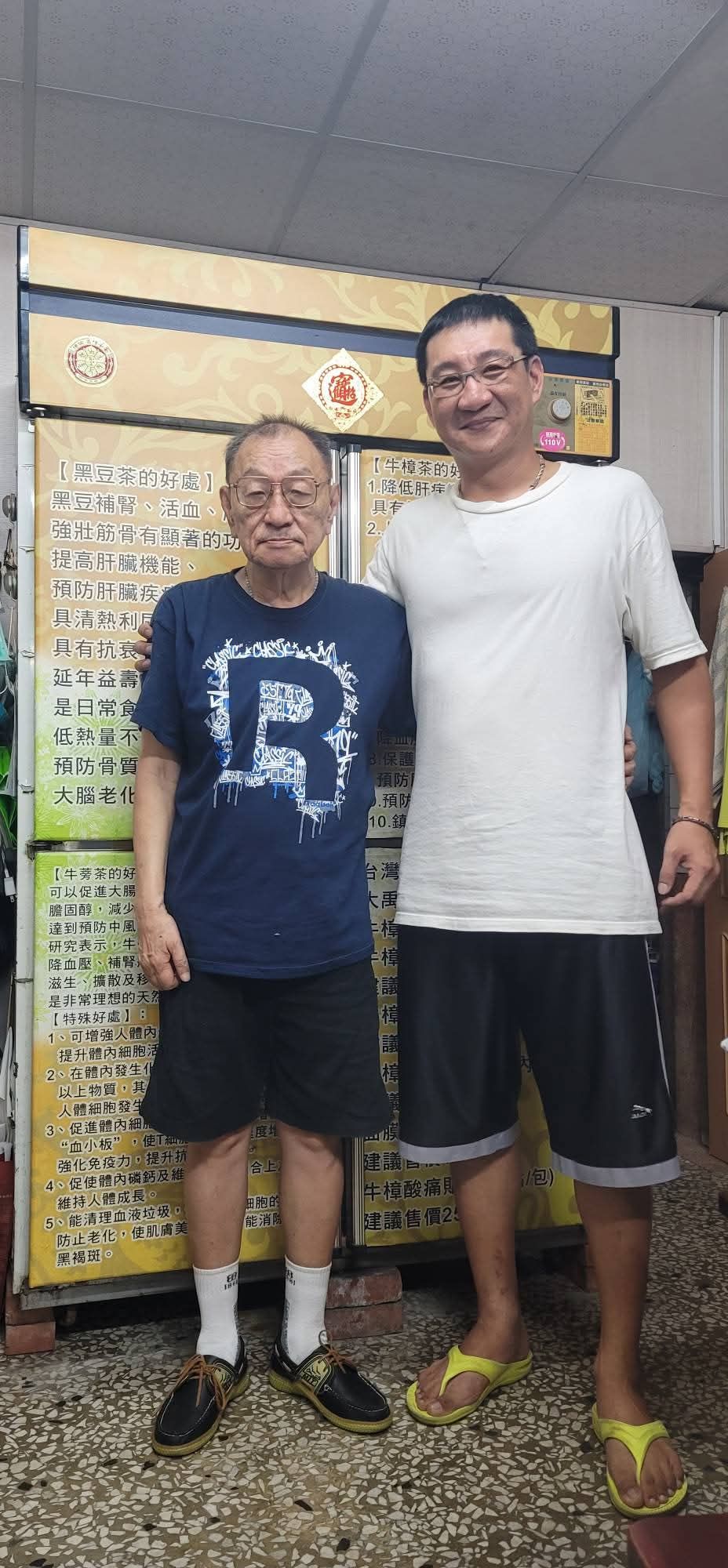 董念台（左）與E-newsTainan記者吳睿霖（右）合影，照片由吳睿霖提供。