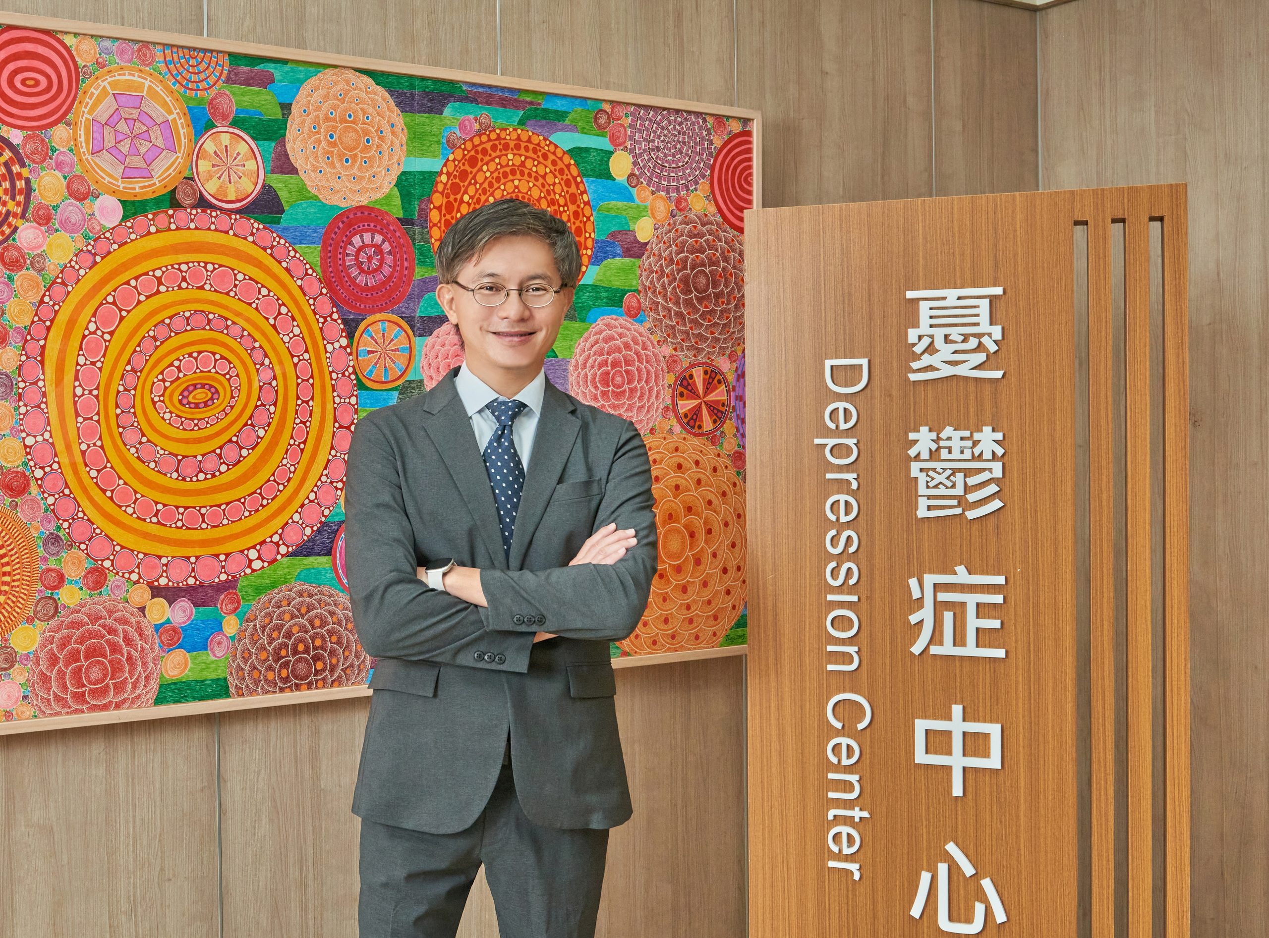 臺南市立安南醫院副院長蘇冠賓教授於憂鬱症整合治療中心外留影，連續七年入選全球前2%頂尖科學家榜單。