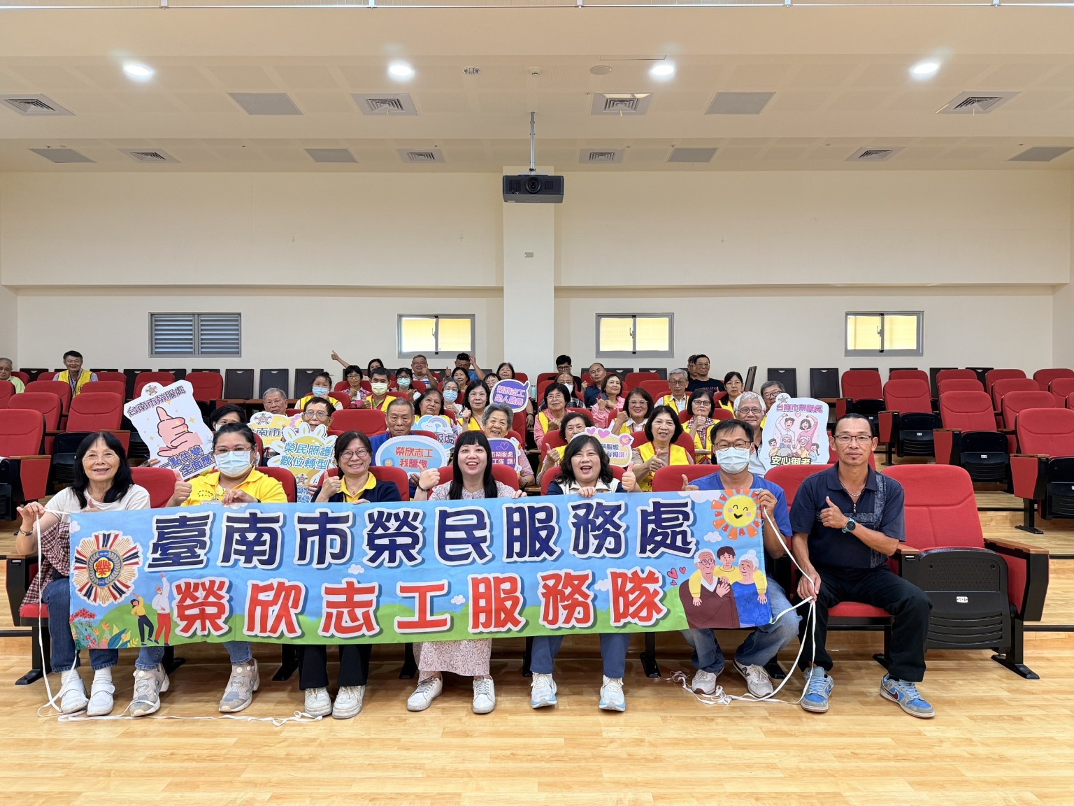 臺南市榮服處榮欣志工及服務人員於特殊訓練活動合影
