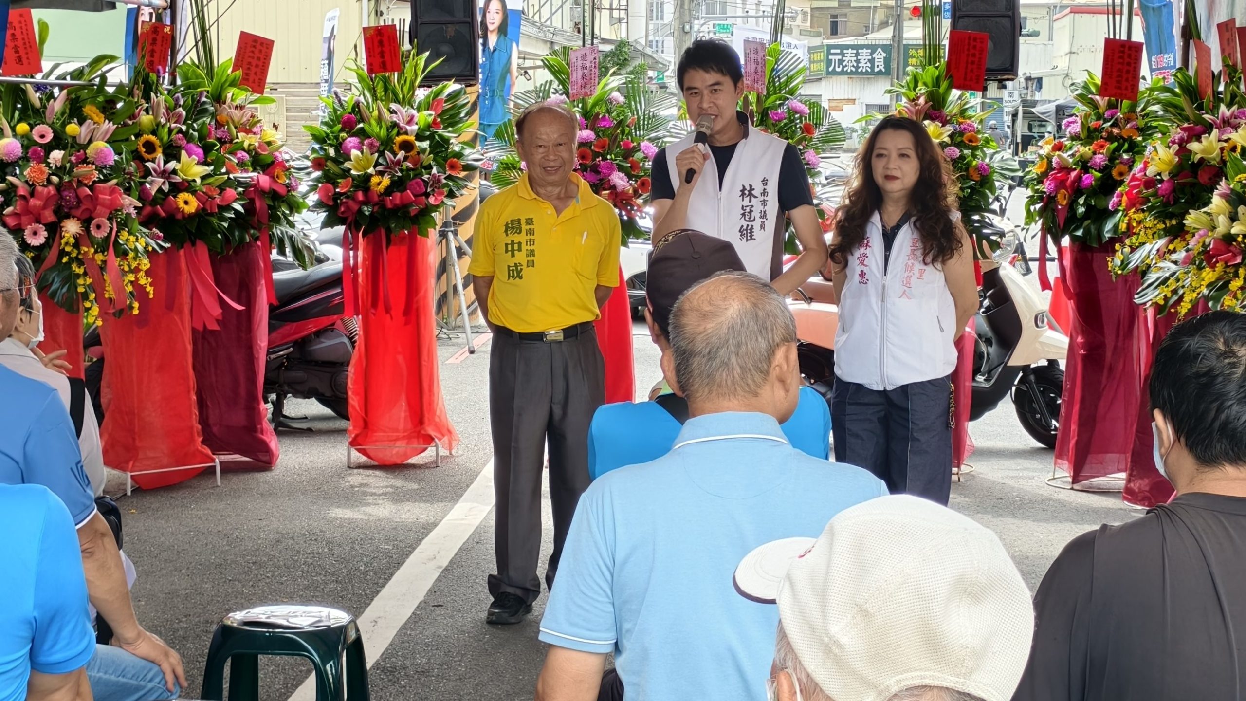 蘇愛惠競選總部成立活動現場，地方人士在台上致詞，支持者到場聆聽。